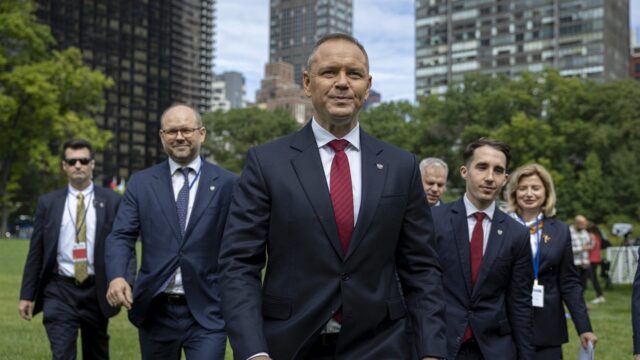 Prezydent Karol Nawrocki podczas rozmowy z mediami