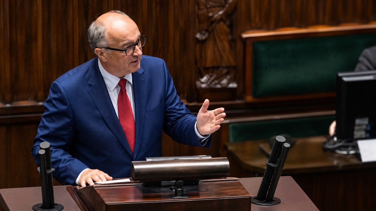 Włodzimierz Czarzasty podczas wystąpienia sejmowego przy mównicy