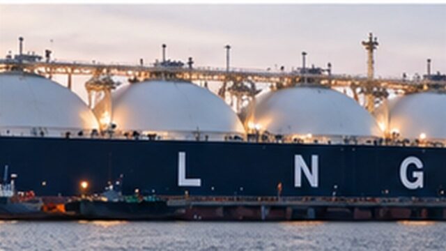 Statek LNG w terminalu morskim, ilustracja gospodarczych relacji z regionem Zatoki Perskiej