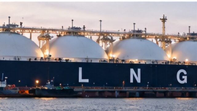 Nowoczesny terminal i pływający statek LNG w porcie, neutralny kadr ilustracyjny
