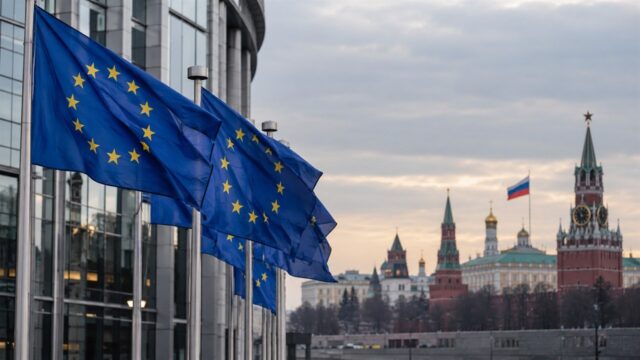 Flagi europejskie przed panoramą Kremla; ilustracja napięć dyplomatycznych, nie zdjęcie rozmowy Trump–Putin