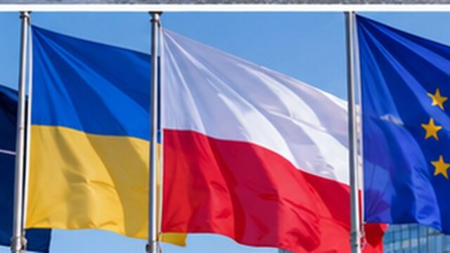 Flaga Ukrainy na tle europejskich instytucji