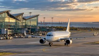 Terminal portu lotniczego, samolot pasażerski i obsługa naziemna