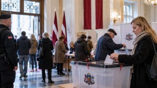 Wyborcy oddają głosy w lokalu wyborczym na Łotwie