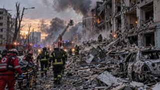 Strażacy i ratownicy pracują wśród ruin po ataku na miasto