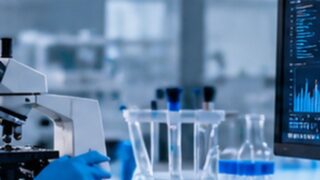 Badaczka i mikroskop w laboratorium medycznym; neutralna ilustracja technologii w medycynie
