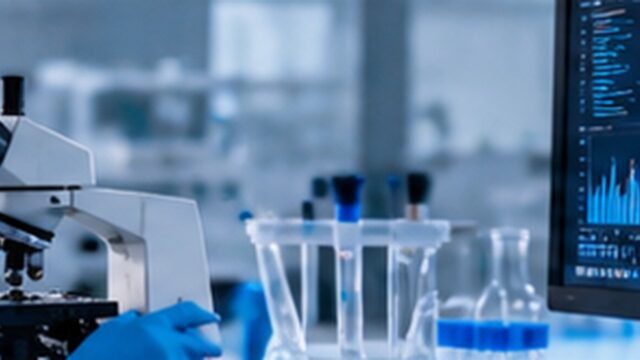 Badaczka i mikroskop w laboratorium medycznym; neutralna ilustracja technologii w medycynie