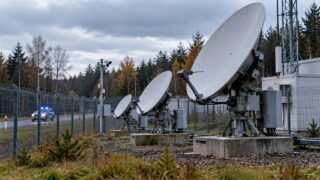 Antena i stacja łączności satelitarnej na terenie infrastruktury telekomunikacyjnej