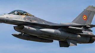Ilustracja samolotu bojowego F-16 w locie