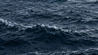 Sztormowe fale na otwartym oceanie, ilustracja zagrożeń, nie zdjęcie supertajfunu Champi