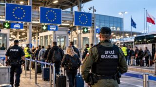 Pojazdy oczekują w kolejce do kontroli na europejskim przejściu granicznym