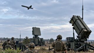 Wyrzutnia systemu obrony powietrznej podczas ćwiczeń i nadlatujący pocisk