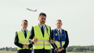 Przedstawiciele PPL i resortu infrastruktury podczas otwarcia płyty postojowej PPS-10 na Lotnisku Chopina