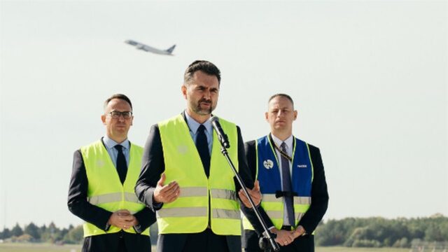 Przedstawiciele PPL i resortu infrastruktury podczas otwarcia płyty postojowej PPS-10 na Lotnisku Chopina