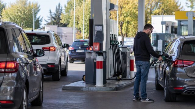 Kierowca tankuje samochód na ruchliwej stacji paliw
